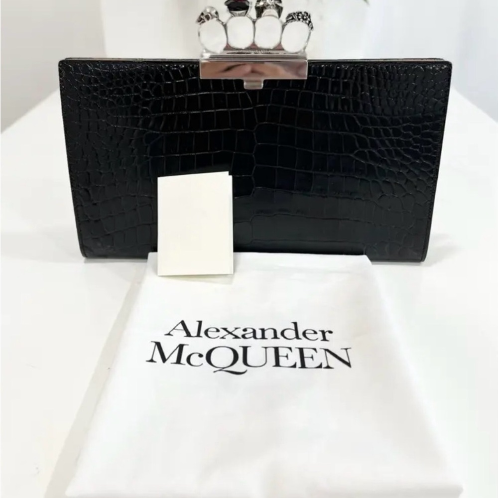 Alexander McQueen Calfskin Crocodile Embossed Knuckle Flat Clutch Black silver - Picture 2 of 4
